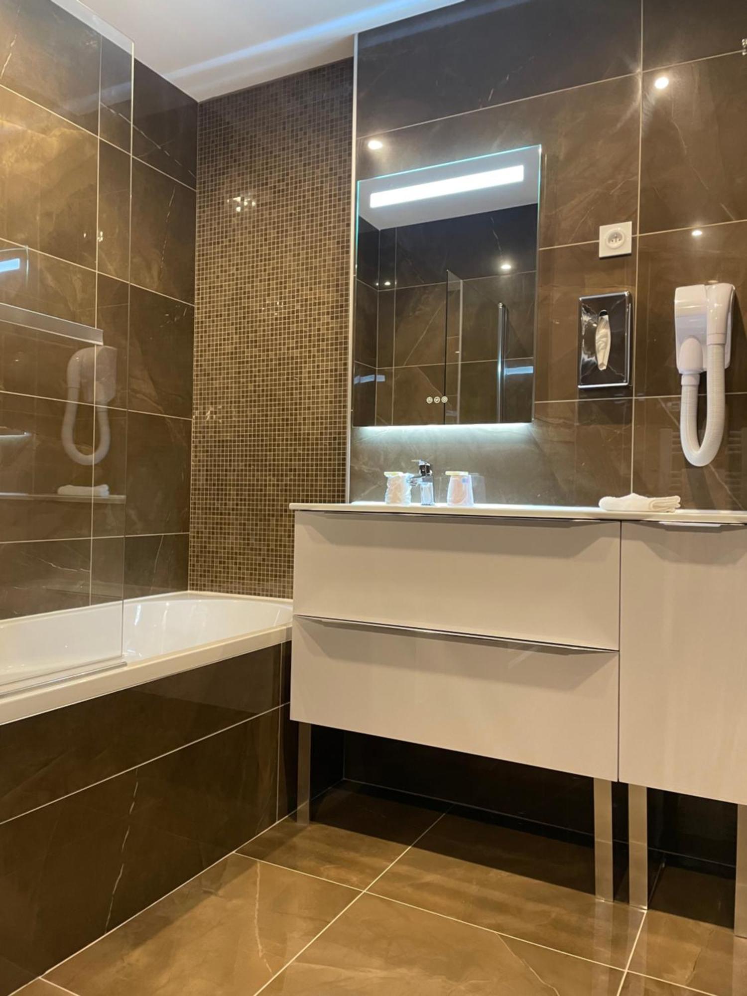 Hotel Le Cercle Cherbourg-en-Cotentin Ngoại thất bức ảnh